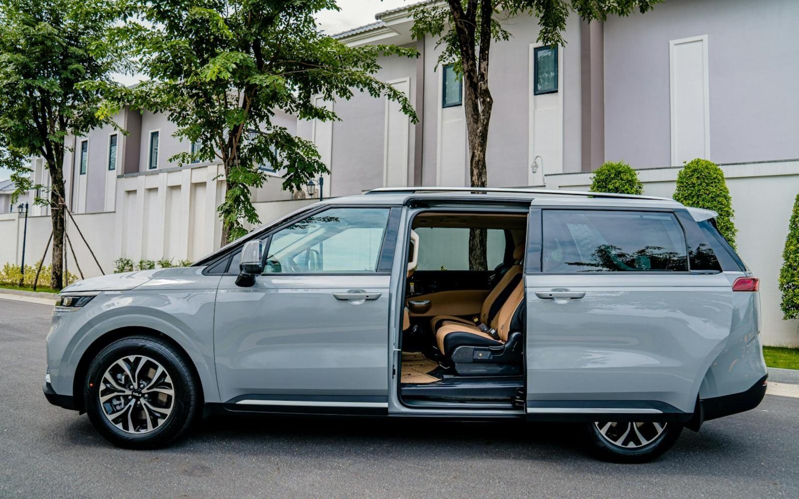 Pick and drop minivan with sliding door open